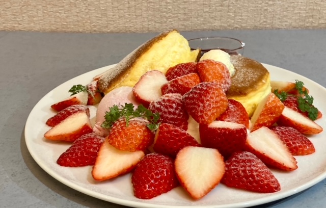 季節限定!苺のスペシャルスフレパンケーキ